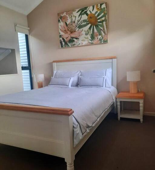 South West Getaway! Pool, Tennis & Foxtel