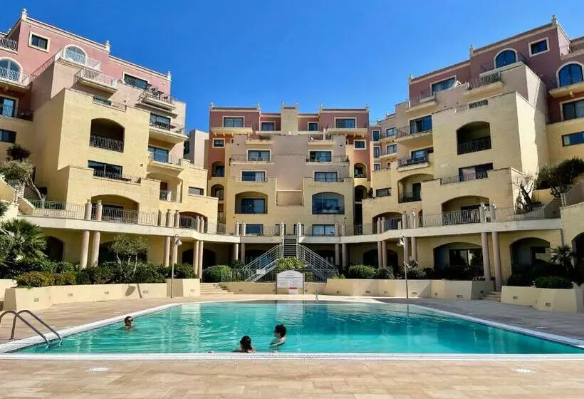 Spacious Luxurious Apartment With Seaview