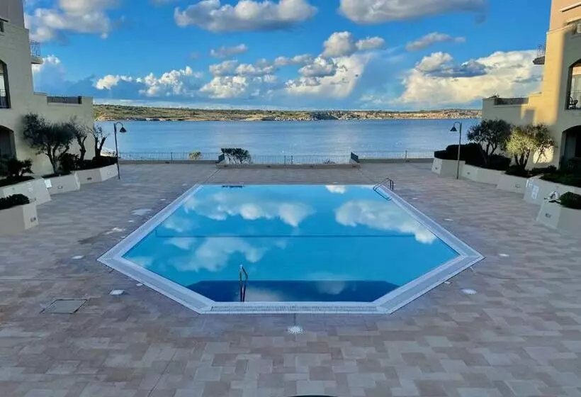 Spacious Luxurious Apartment With Seaview