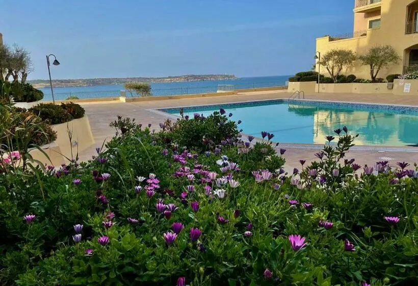 Spacious Luxurious Apartment With Seaview