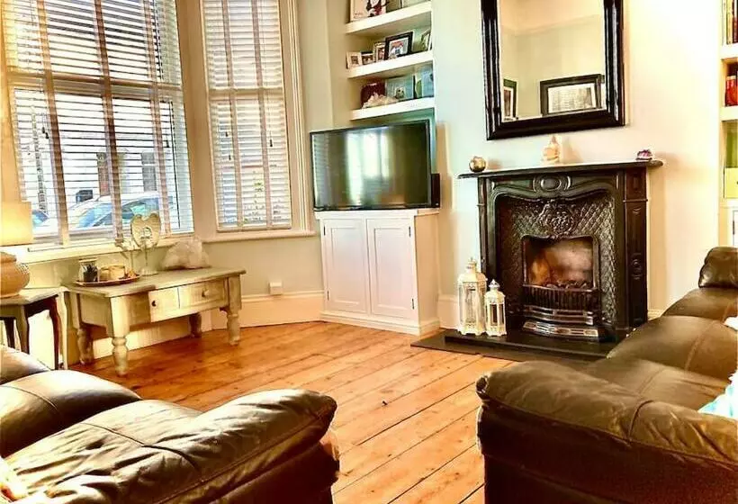 Cheerful Town House With Infared Sauna By The Sea