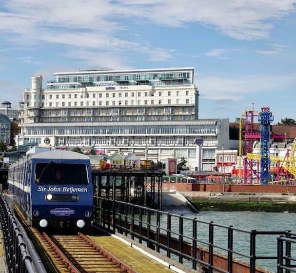 Cheerful Town House With Infared Sauna By The Sea