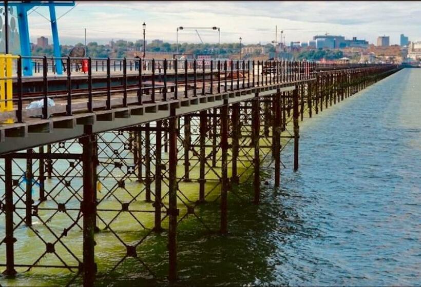 Cheerful Town House With Infared Sauna By The Sea