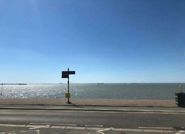 Cheerful Town House With Infared Sauna By The Sea