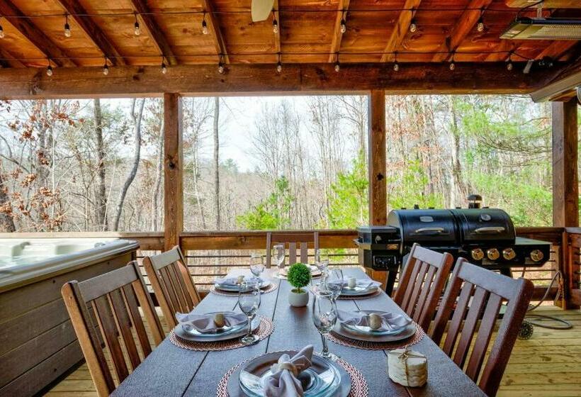 New/luxurious Cabin W/ Hot Tub, Arcade, Fire Pit