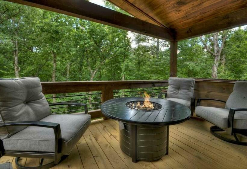 New/luxurious Cabin W/ Hot Tub, Arcade, Fire Pit