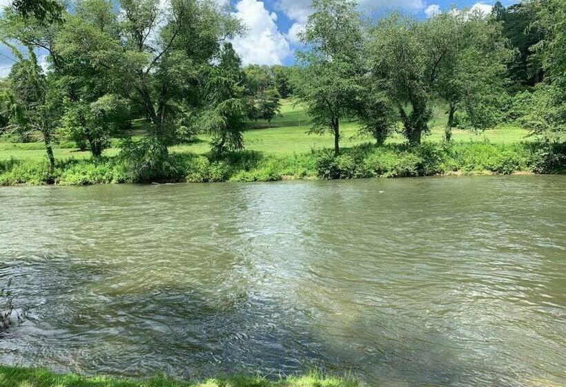 New/luxurious Cabin W/ Hot Tub, Arcade, Fire Pit