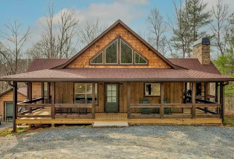 New/luxurious Cabin W/ Hot Tub, Arcade, Fire Pit