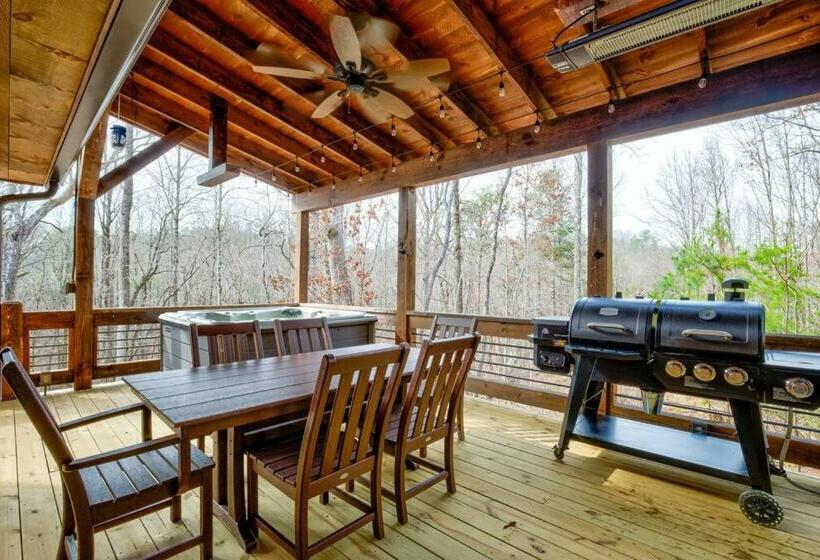 New/luxurious Cabin W/ Hot Tub, Arcade, Fire Pit
