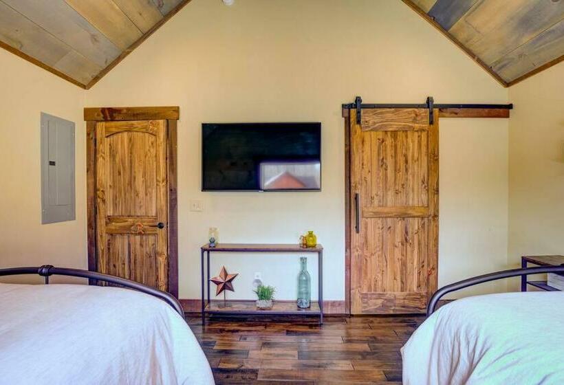 New/luxurious Cabin W/ Hot Tub, Arcade, Fire Pit