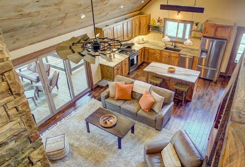 New/luxurious Cabin W/ Hot Tub, Arcade, Fire Pit