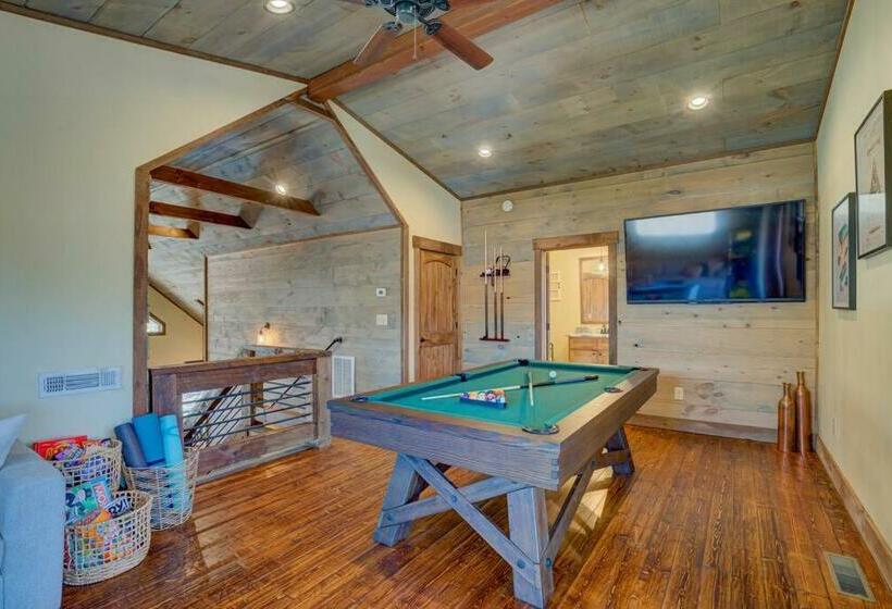 New/luxurious Cabin W/ Hot Tub, Arcade, Fire Pit