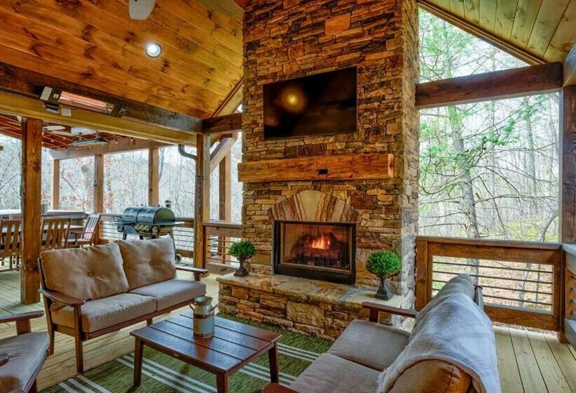 New/luxurious Cabin W/ Hot Tub, Arcade, Fire Pit