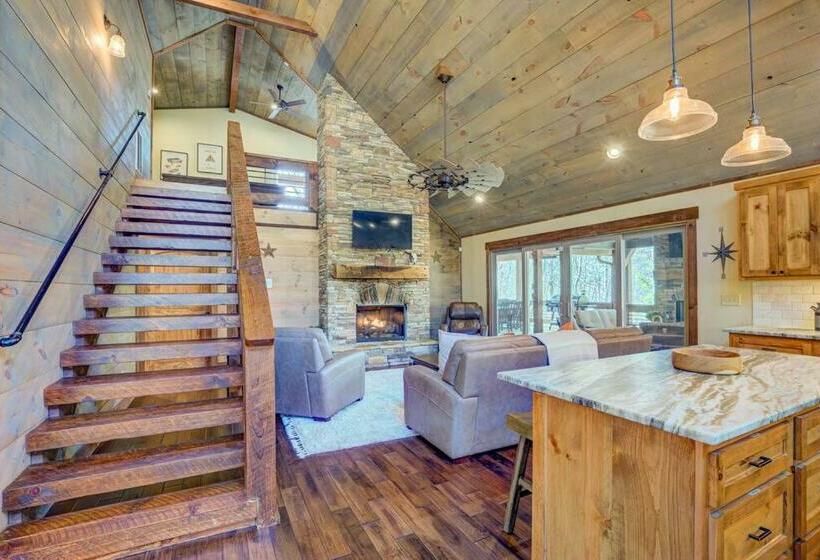 New/luxurious Cabin W/ Hot Tub, Arcade, Fire Pit