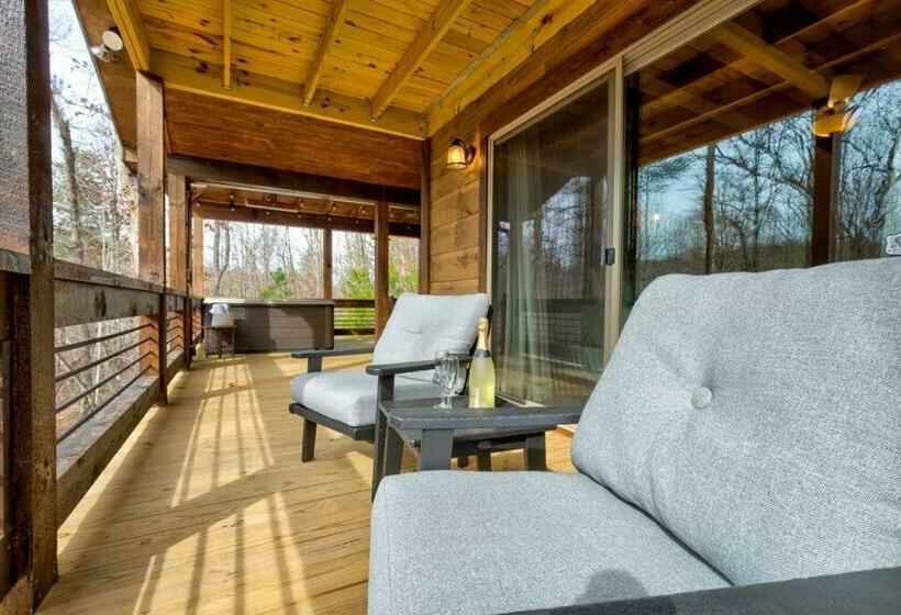 New/luxurious Cabin W/ Hot Tub, Arcade, Fire Pit