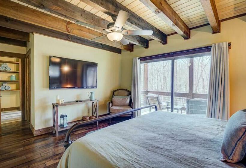 New/luxurious Cabin W/ Hot Tub, Arcade, Fire Pit