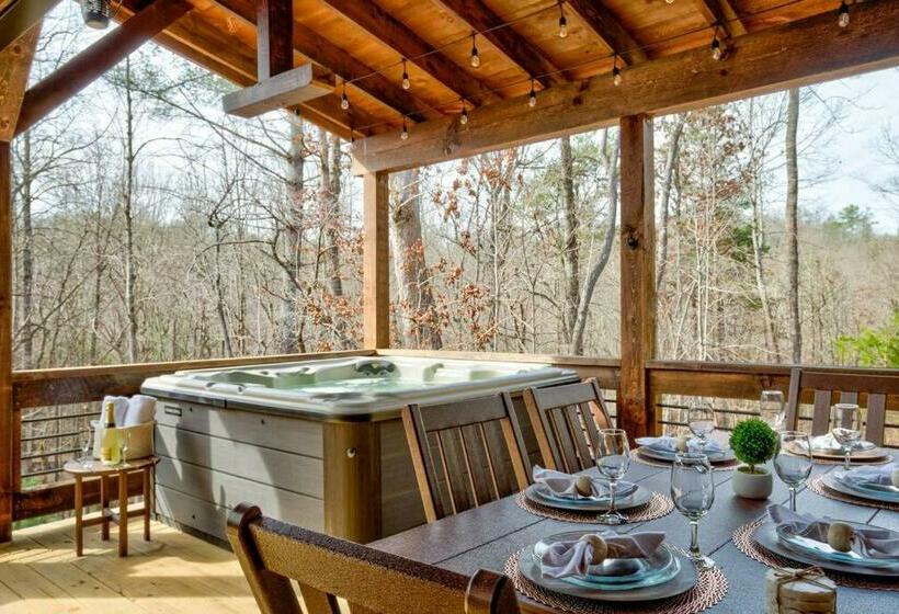 New/luxurious Cabin W/ Hot Tub, Arcade, Fire Pit