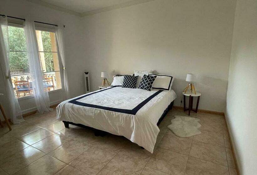 Captivating 2 Bed, 1 Bath Cottage, Private Garden & Shared Pool In Sauve