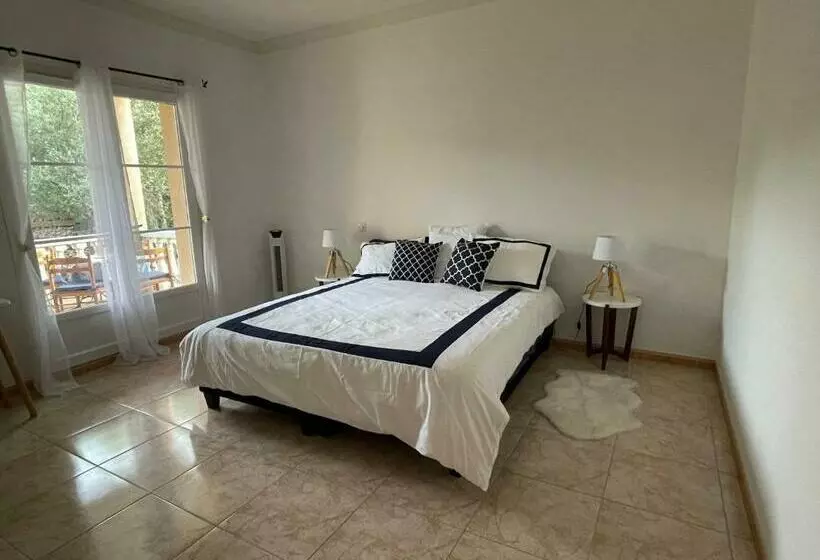 Captivating 2 Bed, 1 Bath Cottage, Private Garden & Shared Pool In Sauve