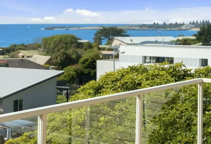 Seaview On Seaview Exceptional And Spacious With Sensational Views