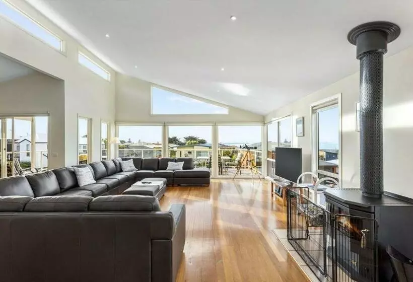 Seaview On Seaview Exceptional And Spacious With Sensational Views
