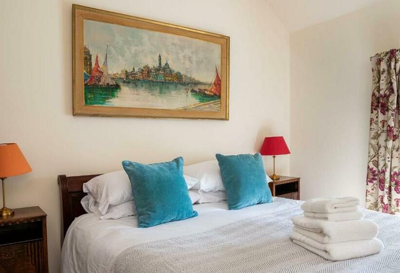 The Old Post Office   Spacious 4 Bed House!