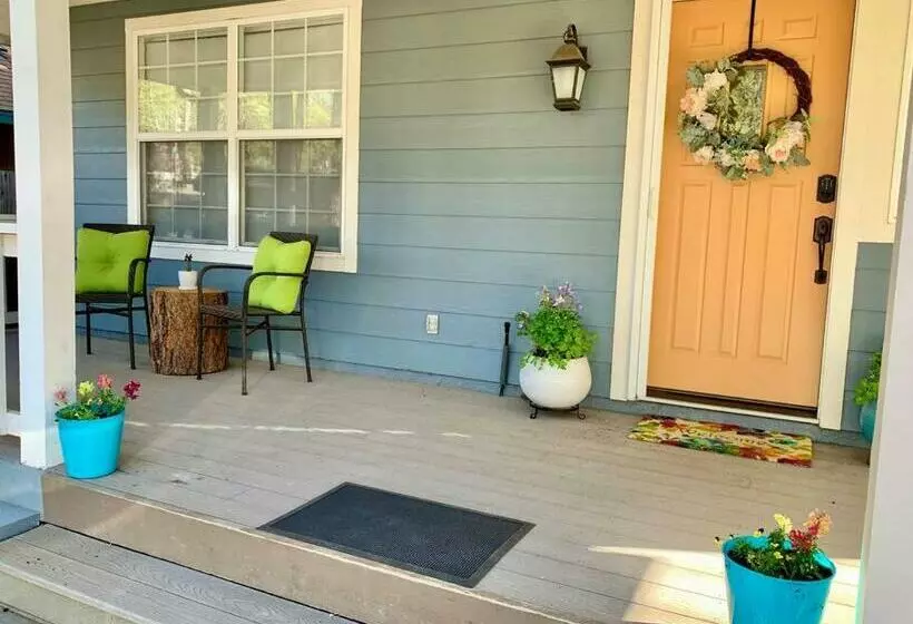 The Comforts  Inn: Mountain Escape