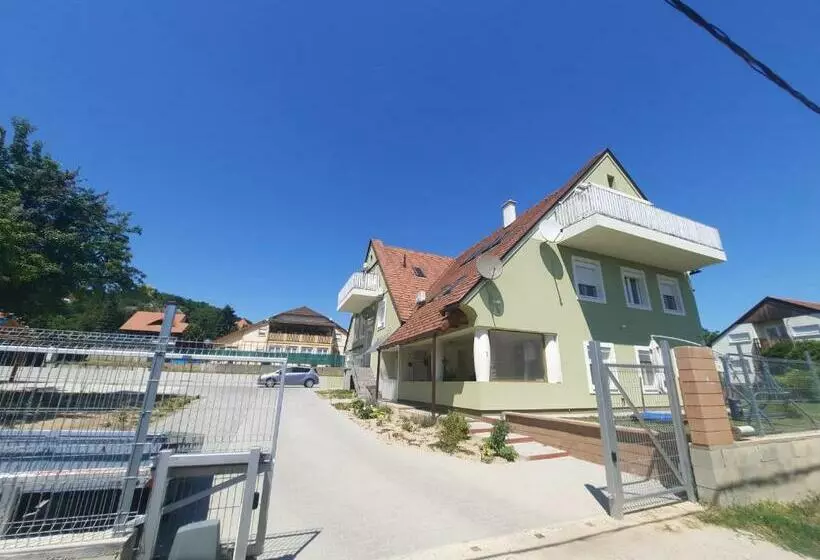 Mulató Utca 1, 8 Személyre
