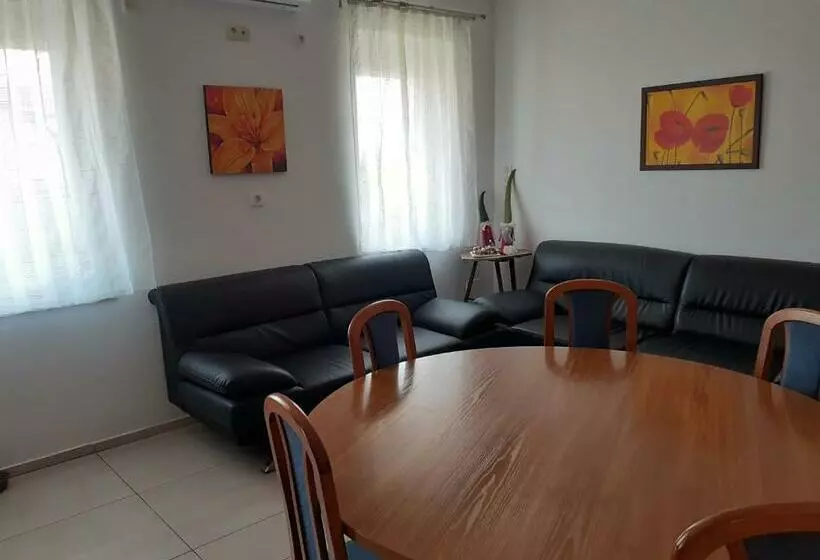 Mulató Utca 1, 8 Személyre