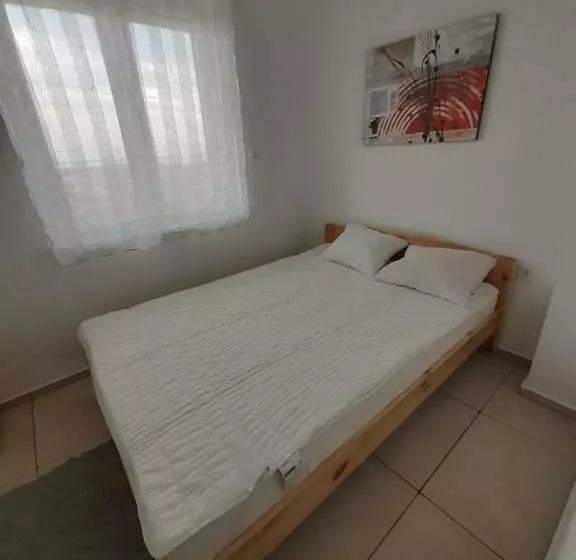 Mulató Utca 1, 8 Személyre