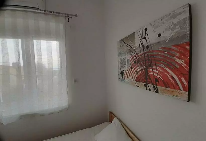 Mulató Utca 1, 8 Személyre
