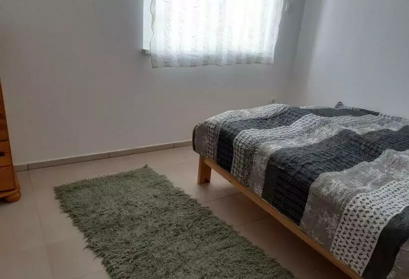 Mulató Utca 1, 8 Személyre