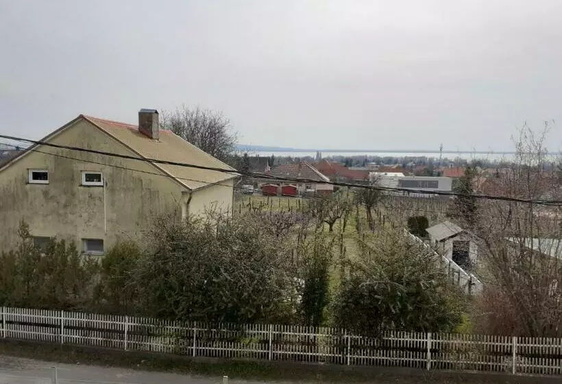 Mulató Utca 1, 8 Személyre
