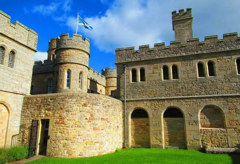 Huge 4 Bed Apt   Perfect Base To Explore The Borders