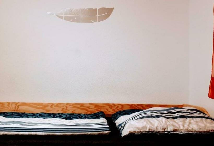 Budget Rooms In Halle With Shared Bathroom, Free Wifi, Netflix & Ipad