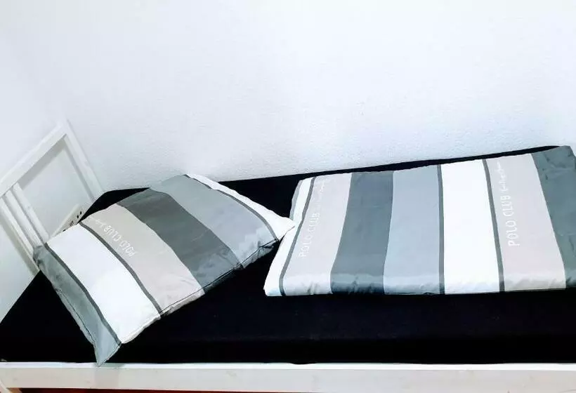 Budget Rooms In Halle With Shared Bathroom, Free Wifi, Netflix & Ipad