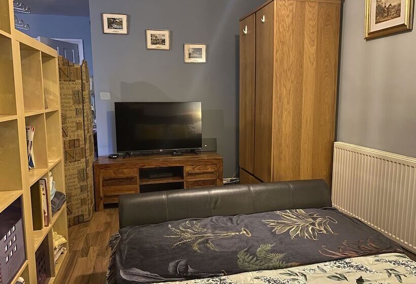 Beautiful Town Centre Apartment By River And Station