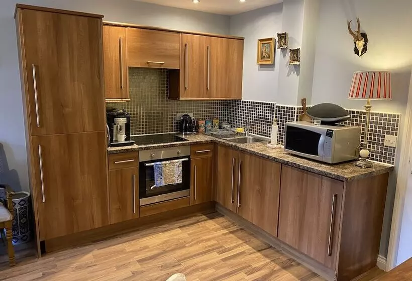 Beautiful Town Centre Apartment By River And Station