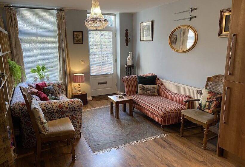 Beautiful Town Centre Apartment By River And Station