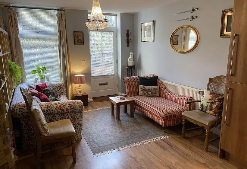 Beautiful Town Centre Apartment By River And Station