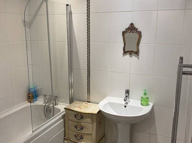 Beautiful Town Centre Apartment By River And Station