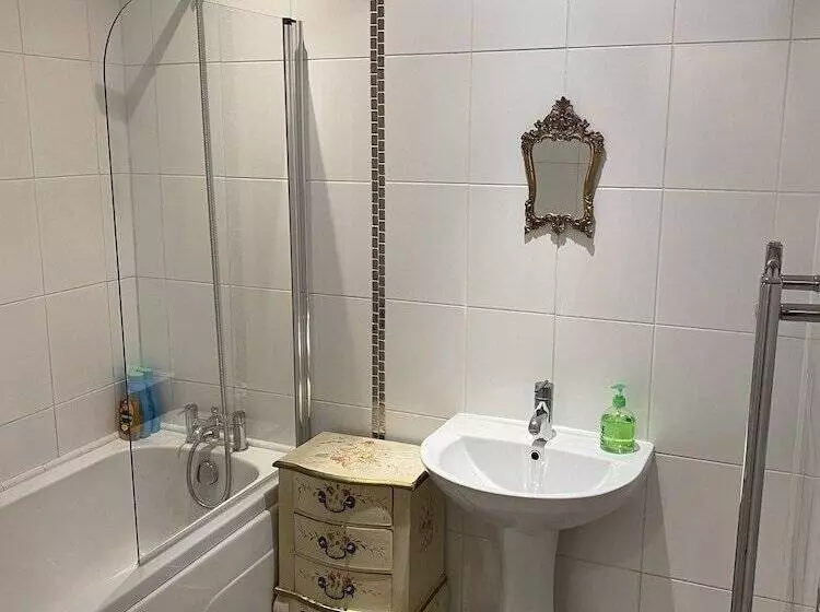 Beautiful Town Centre Apartment By River And Station