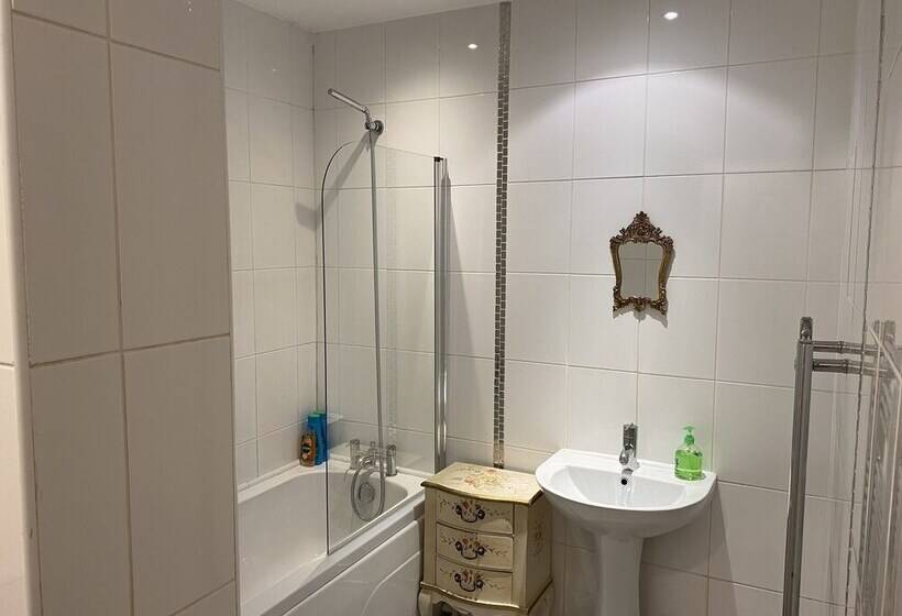 Beautiful Town Centre Apartment By River And Station