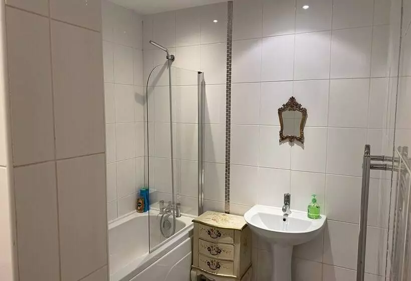 Beautiful Town Centre Apartment By River And Station