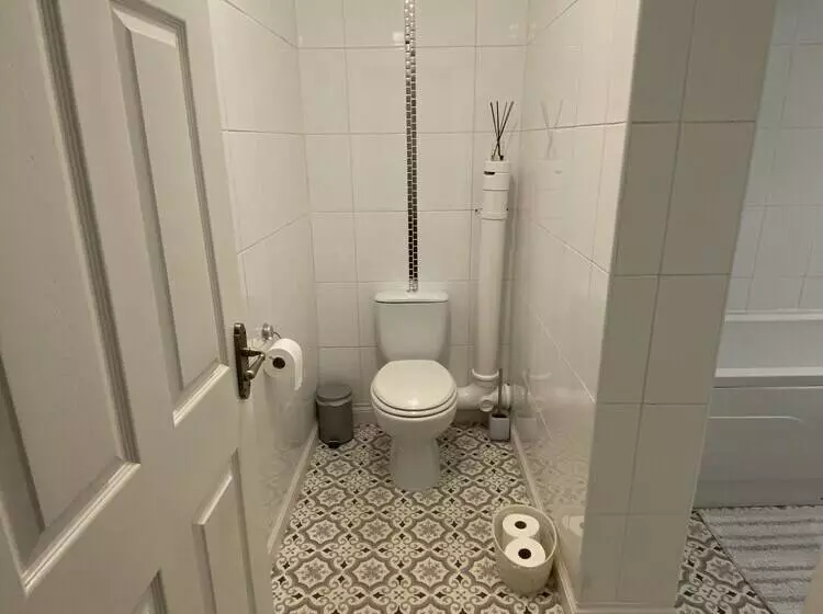 Beautiful Town Centre Apartment By River And Station