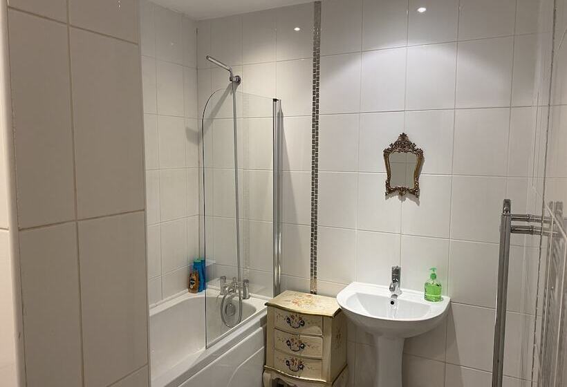 Beautiful Town Centre Apartment By River And Station