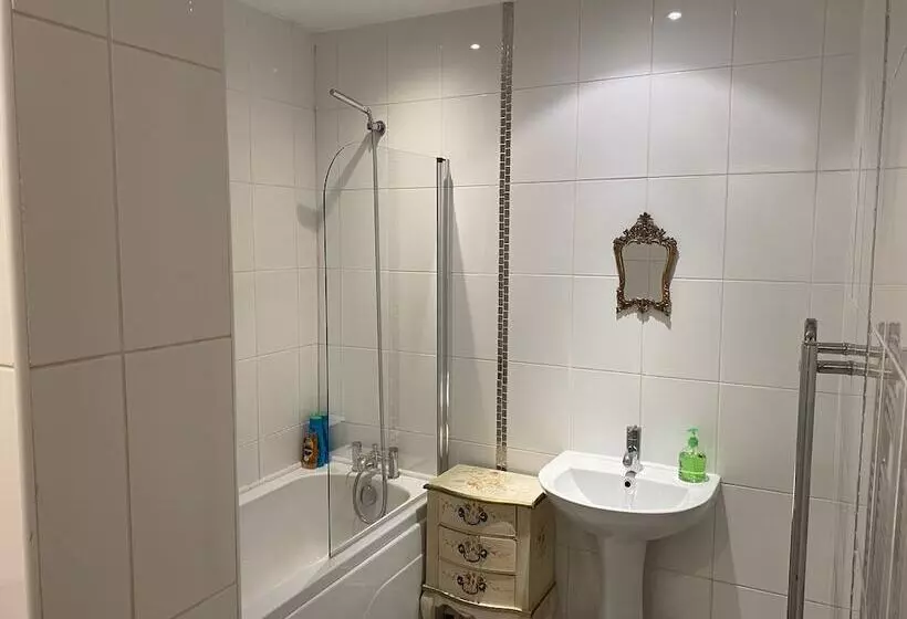 Beautiful Town Centre Apartment By River And Station