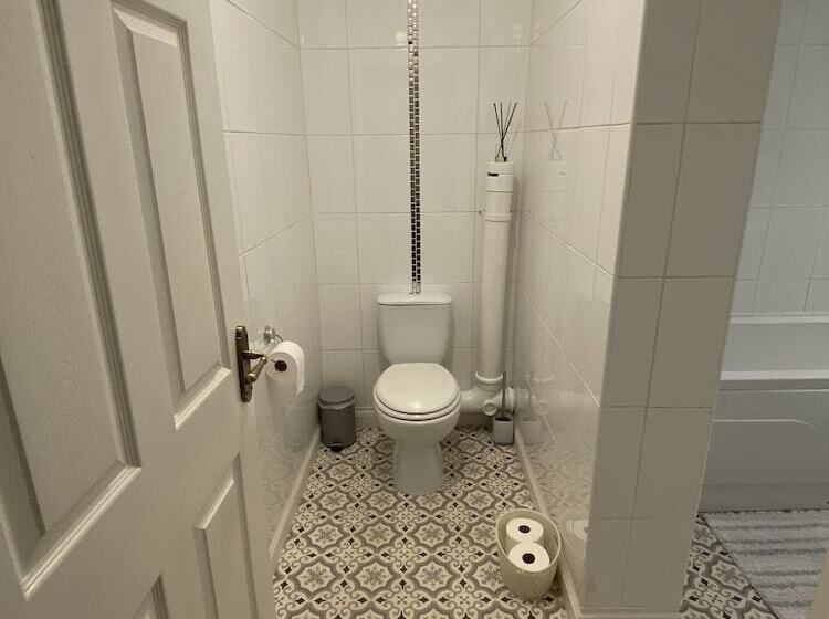 Beautiful Town Centre Apartment By River And Station