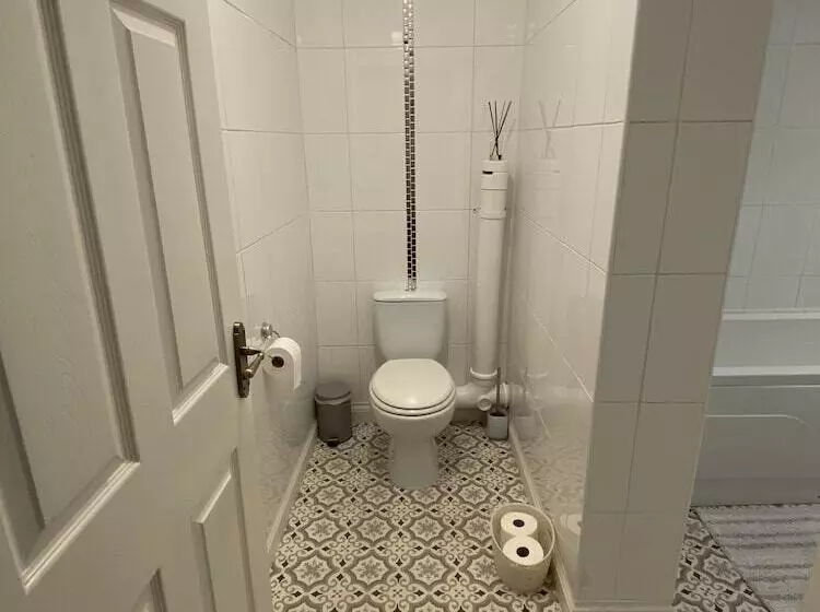 Beautiful Town Centre Apartment By River And Station