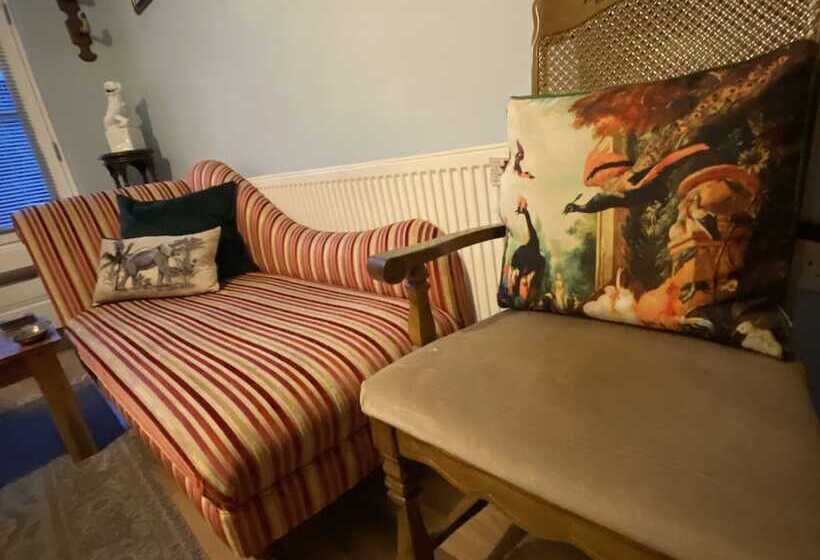 Beautiful Town Centre Apartment By River And Station